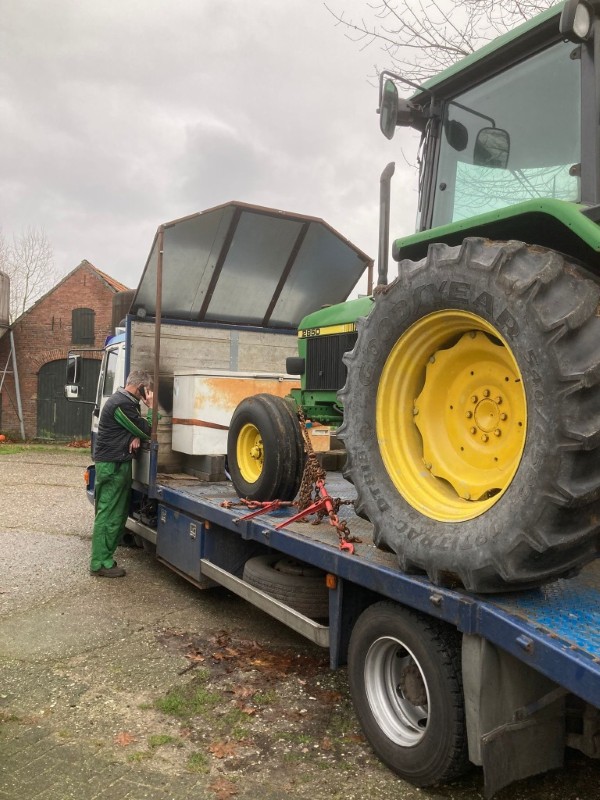 John Deere 2850 op transport naar huis