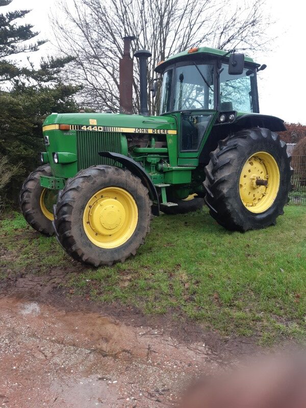 John Deere 4440 afgeleverd, sterke trekker ,komt voor een 27 kuub voermengwagen